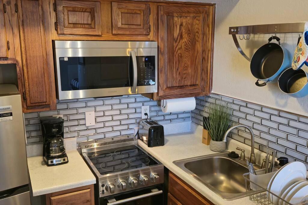 Cozy Updated Cove Of Heaven, 5Mins To Lake Hefner! Oklahoma City Buitenkant foto